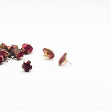 Load image into Gallery viewer, Stud earrings in resin, red roses and gold leaves
