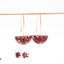 Load image into Gallery viewer, Pendant earrings with half moon in resin, decomposed red roses and gold leaves
