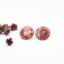 Load image into Gallery viewer, Lobe earrings in resin, red roses and gold leaves
