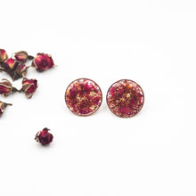 Load image into Gallery viewer, Lobe earrings in resin, red roses and gold leaves
