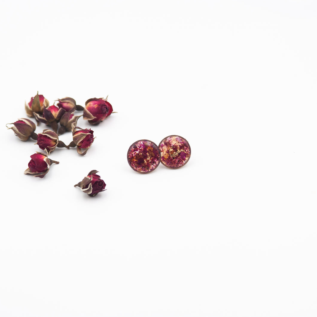 Orecchini a bottone in resina, rose rosse e foglie d'oro