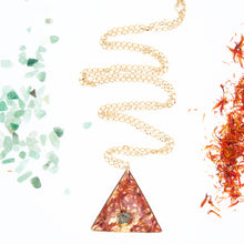 Load image into Gallery viewer, Collana e ciondolo con zafferano, foglie d&#39;oro e avventurina
