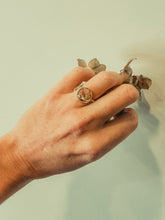 Load image into Gallery viewer, Adjustable ring in resin and wild carrot flower
