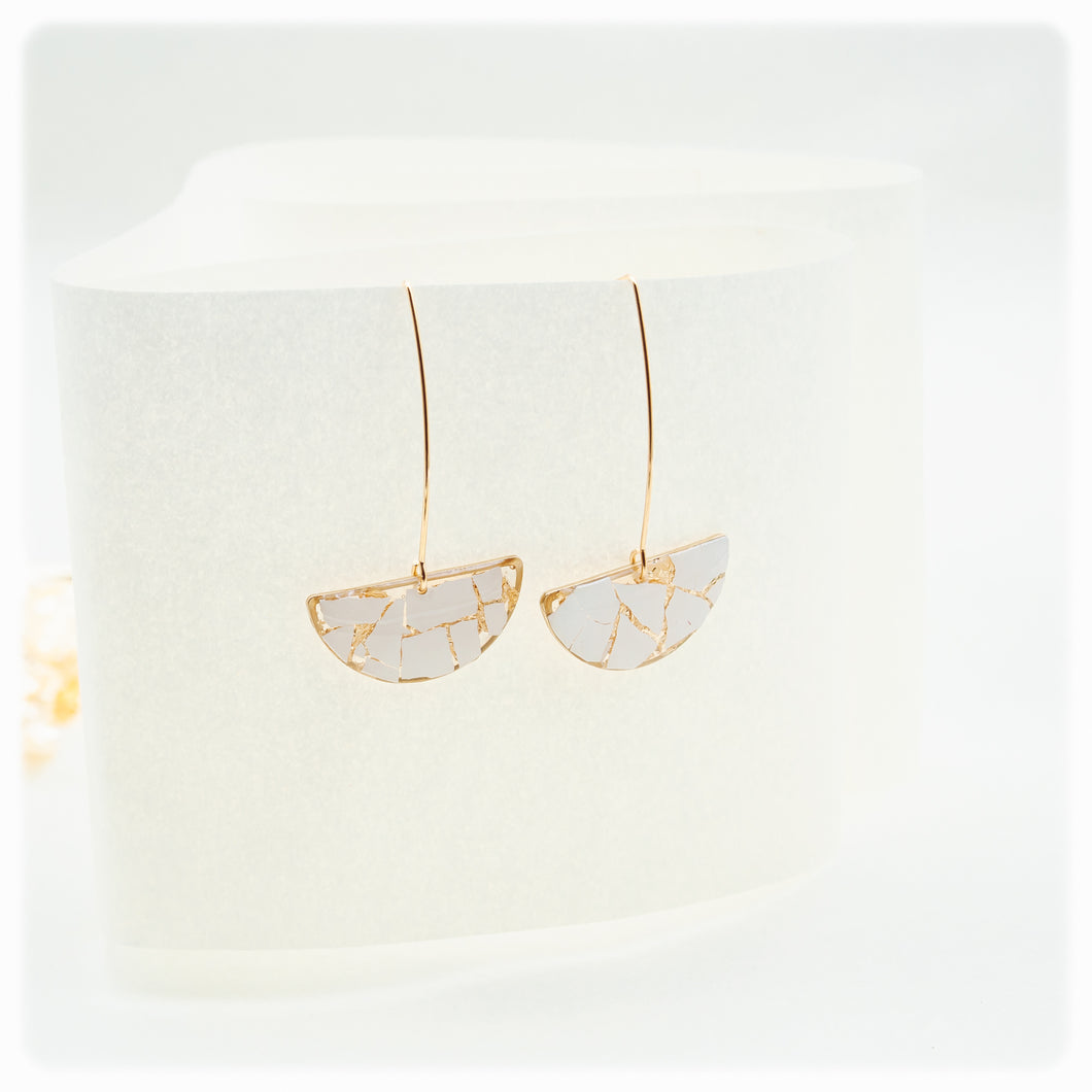 Pendant earrings in resin with eggshell and gold leaves