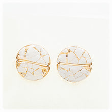 Load image into Gallery viewer, Lobe earrings in resin with eggshell and gold leaves
