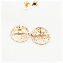 Load image into Gallery viewer, Lobe earrings in resin with eggshell and gold leaves
