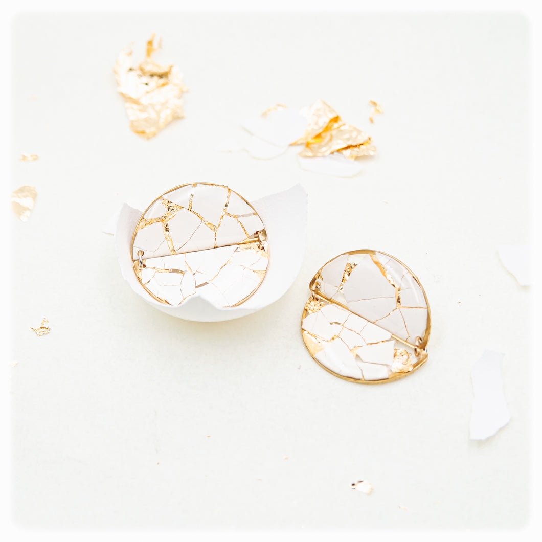 Lobe earrings in resin with eggshell and gold leaves