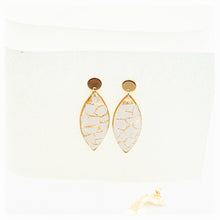 Load image into Gallery viewer, Pendant earrings in resin with eggshell and gold leaves
