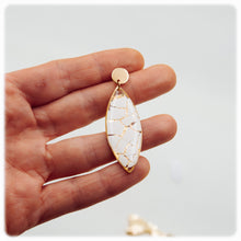 Load image into Gallery viewer, Pendant earrings in resin with eggshell and gold leaves
