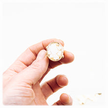 Carica l&#39;immagine nel visualizzatore di Gallery, Anello in resina regolabile con guscio d&#39;uovo bianco e foglia d&#39;oro
