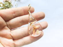 Load image into Gallery viewer, Drop earrings in resin and maple seeds
