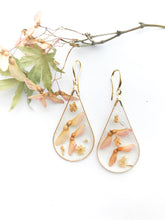 Load image into Gallery viewer, Drop earrings in resin and maple seeds
