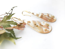 Load image into Gallery viewer, Drop earrings in resin and maple seeds
