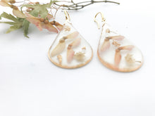 Load image into Gallery viewer, Drop earrings in resin and maple seeds
