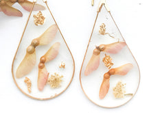 Load image into Gallery viewer, Drop earrings in resin and maple seeds
