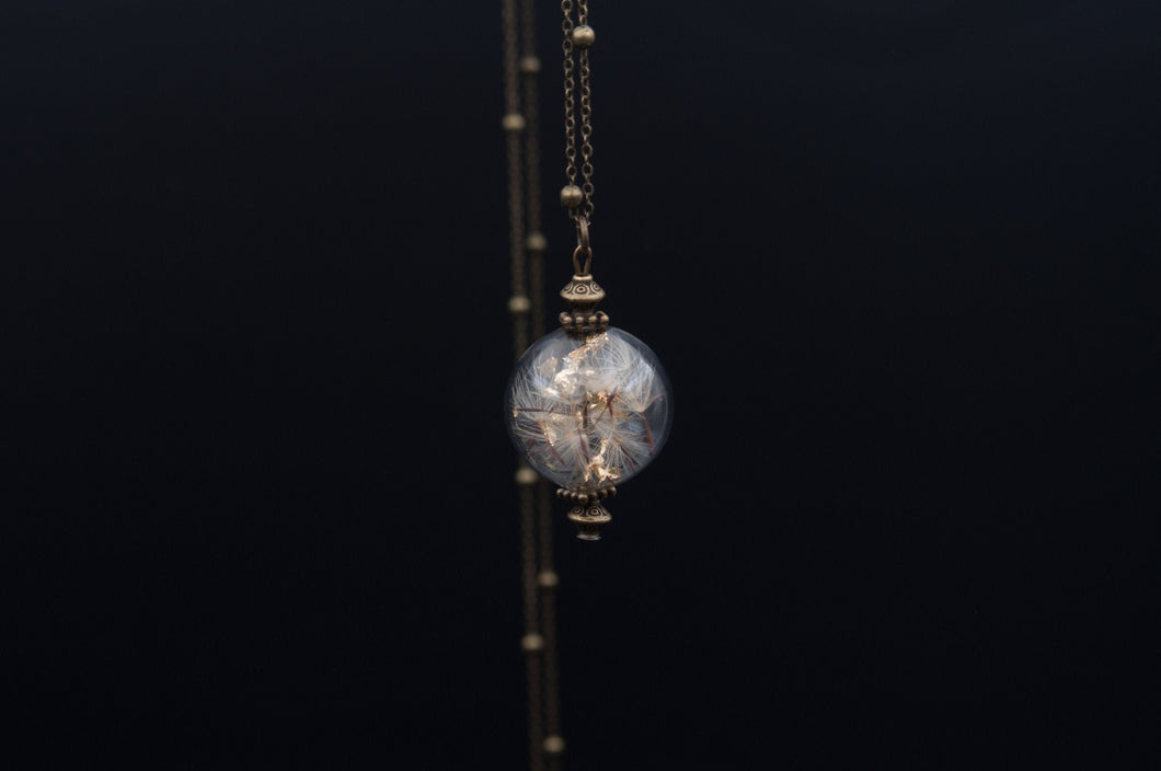 Long necklace with glass pendant and shower heads and gold leaves