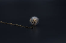 Carica l&#39;immagine nel visualizzatore di Gallery, Collana lunga con ciondolo in vetro e soffioni e foglie d&#39;oro
