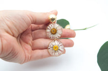 Load image into Gallery viewer, Resin pendant earrings with double pair of daisies
