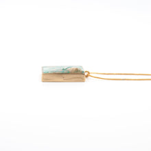 Load image into Gallery viewer, Necklace with resin pendant, shells and plastic net
