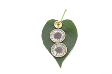 Load image into Gallery viewer, Resin pendant earrings with double pair of daisies
