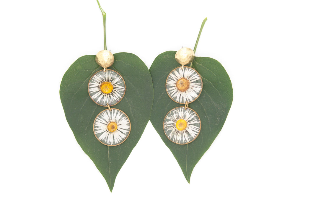 Resin pendant earrings with double pair of daisies