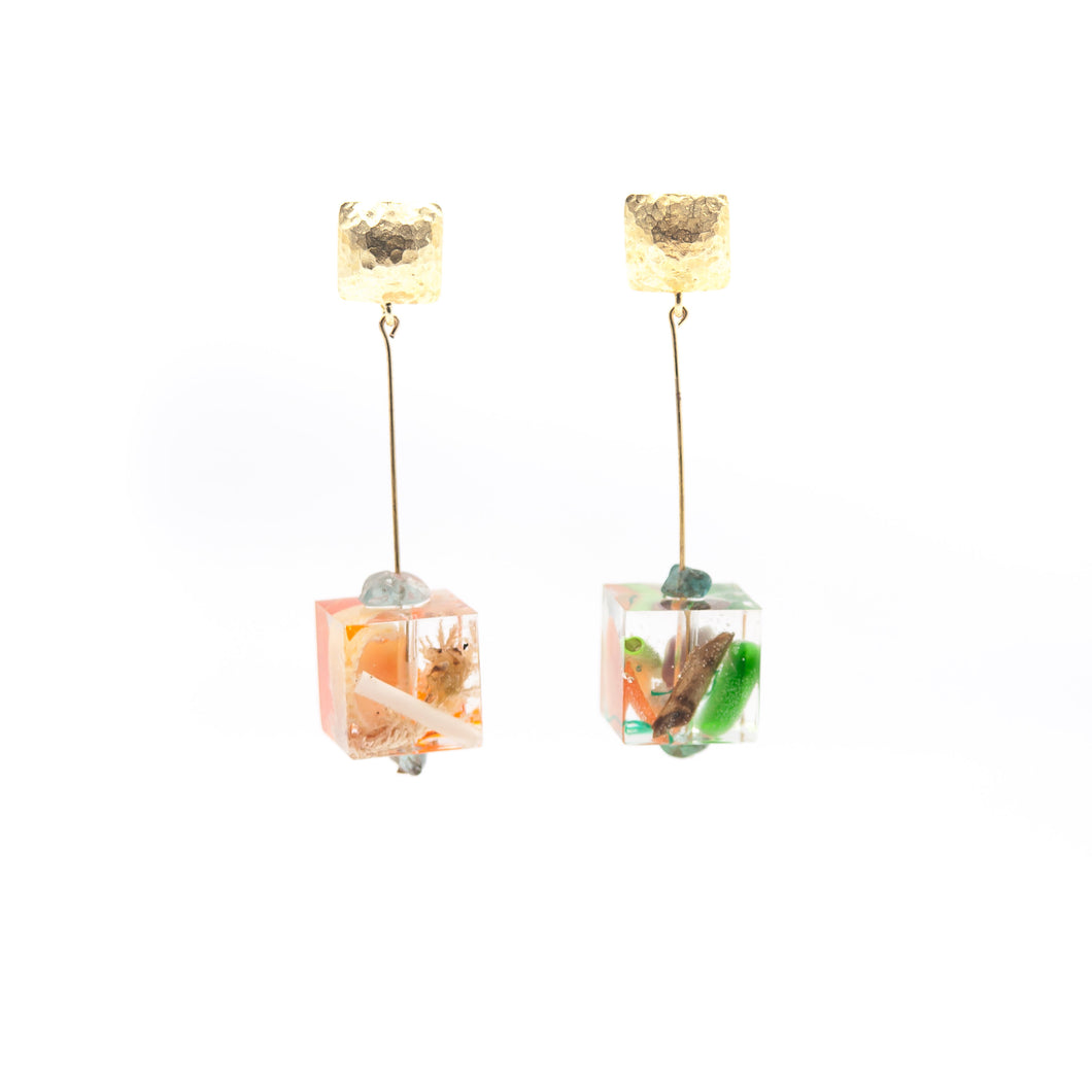 Cube pendant earrings in resin, recycled plastic and marine elements