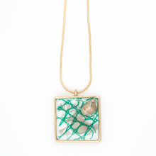 Load image into Gallery viewer, Necklace with resin pendant, shells and plastic net
