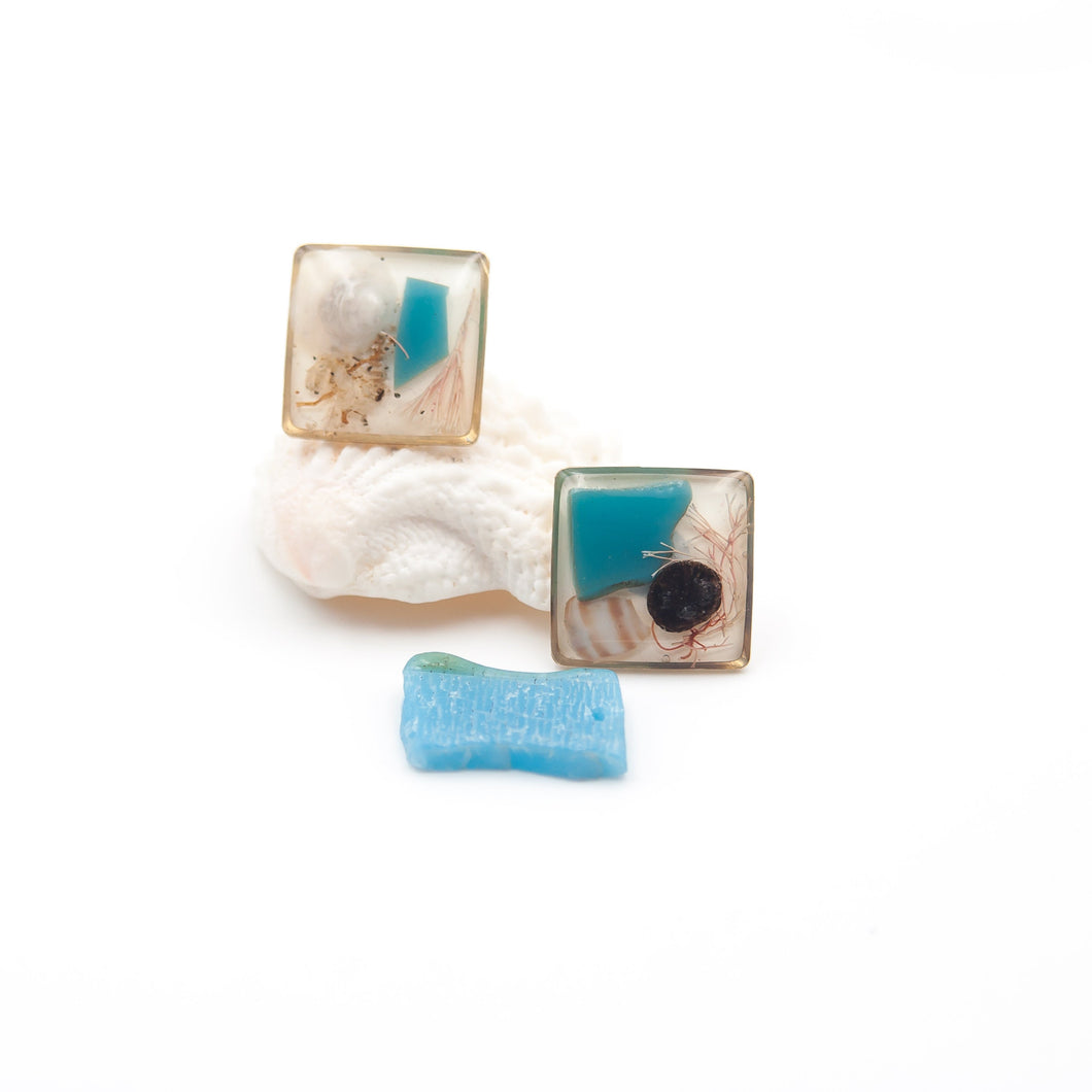 Square lobe earrings in resin, recycled plastic and marine elements
