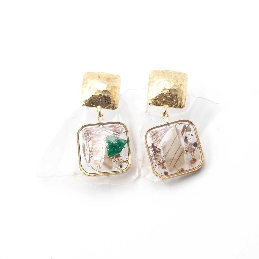 Square pendant earrings in resin, recycled plastic and marine elements