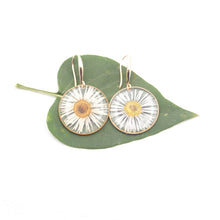 Load image into Gallery viewer, Round drop earrings with real daisies
