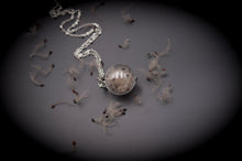 Load image into Gallery viewer, Long necklace with blown glass pendant, with clematis vitalba seeds
