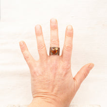 Load image into Gallery viewer, Heart-shaped adjustable band ring in resin and chilli pepper
