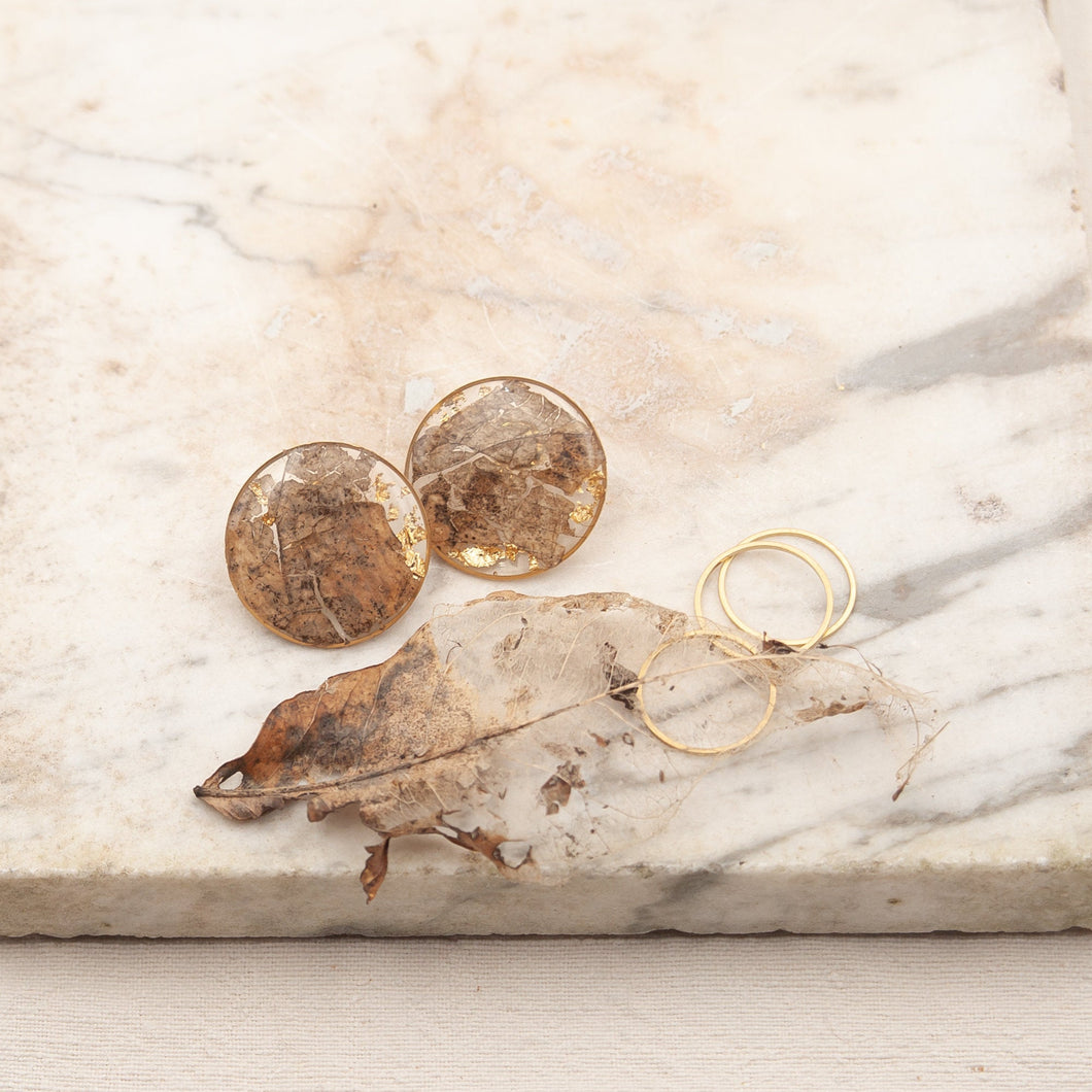 Resin lobe earrings with lemon leaf skeleton and gold fragments