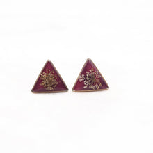 Load image into Gallery viewer, Triangular earrings in resin with wild carrot flower on a pink background
