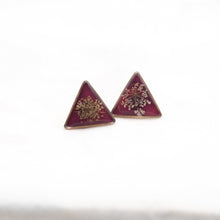 Load image into Gallery viewer, Triangular earrings in resin with wild carrot flower on a pink background
