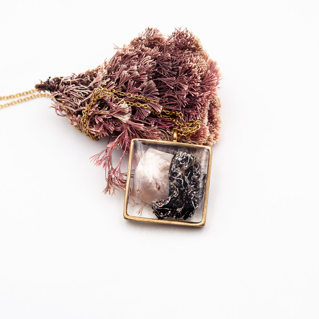 Resin pendant necklace with natural and polluting marine elements