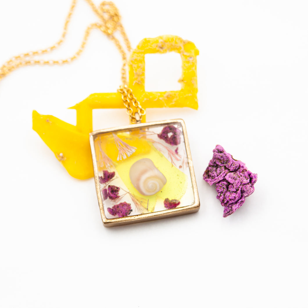 Resin pendant necklace with natural and polluting marine elements