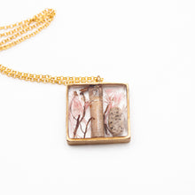 Load image into Gallery viewer, Resin pendant necklace with natural and polluting marine elements
