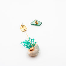 Load image into Gallery viewer, Asymmetrical earrings with marine elements
