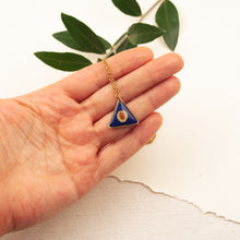 Carica l&#39;immagine nel visualizzatore di Gallery, Collana con ciondolo in resina blu e seme di ombrellino pugliese
