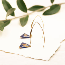 Carica l&#39;immagine nel visualizzatore di Gallery, Orecchini pendenti a triangolo, con ciondolo blu con seme di ombrellino pugliese
