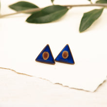 Carica l&#39;immagine nel visualizzatore di Gallery, Orecchini da lobo a triangolo blu con seme di ombrellino pugliese
