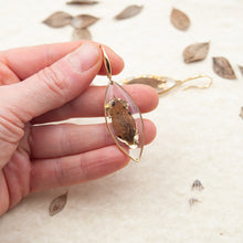 Load image into Gallery viewer, Drop earrings with butcher&#39;s leaf and gold fragments
