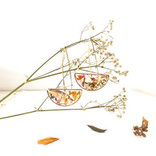 Carica l&#39;immagine nel visualizzatore di Gallery, Orecchini pendenti a mezza luna con ritagli di fiori e frammenti d&#39;oro
