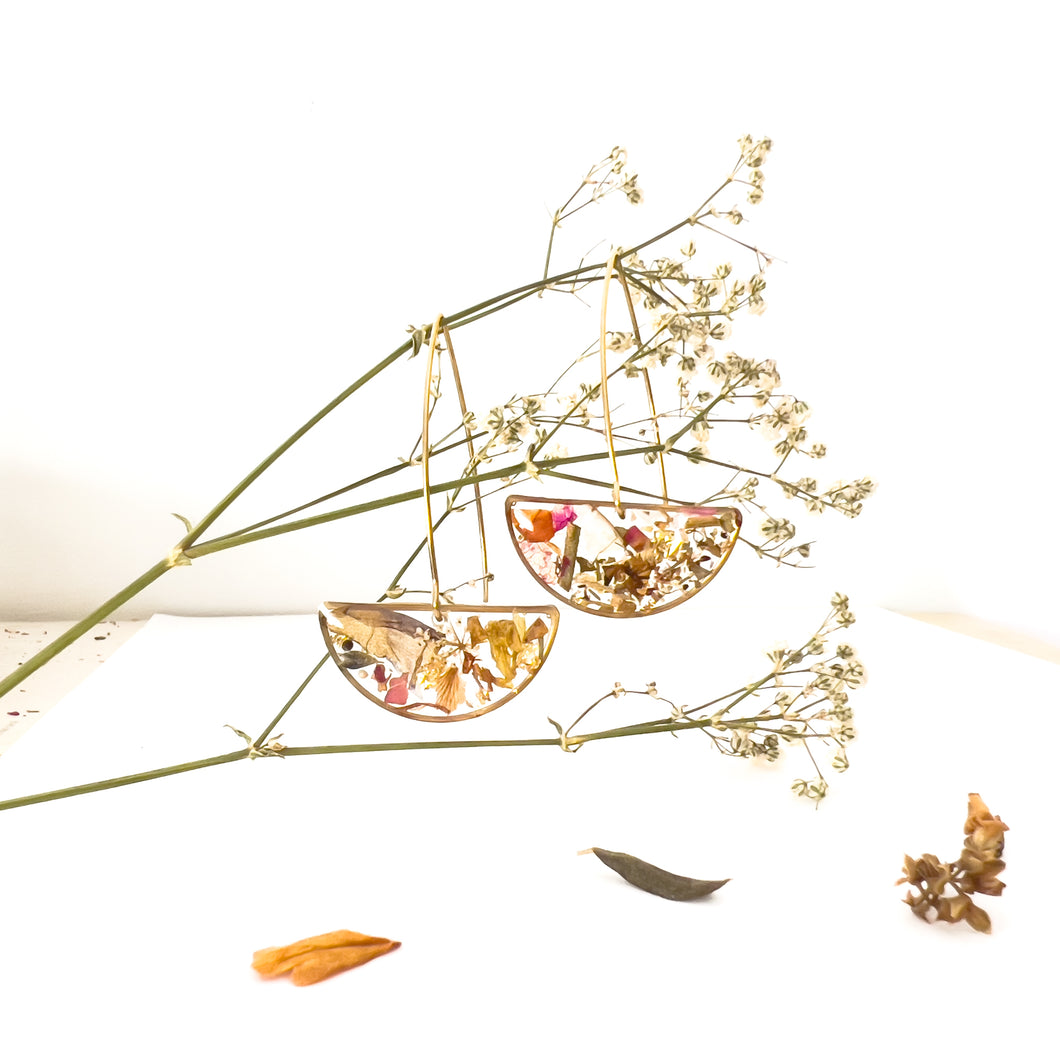 Orecchini pendenti a mezza luna con ritagli di fiori e frammenti d'oro