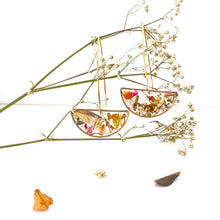 Carica l&#39;immagine nel visualizzatore di Gallery, Orecchini pendenti a mezza luna con ritagli di fiori e frammenti d&#39;oro

