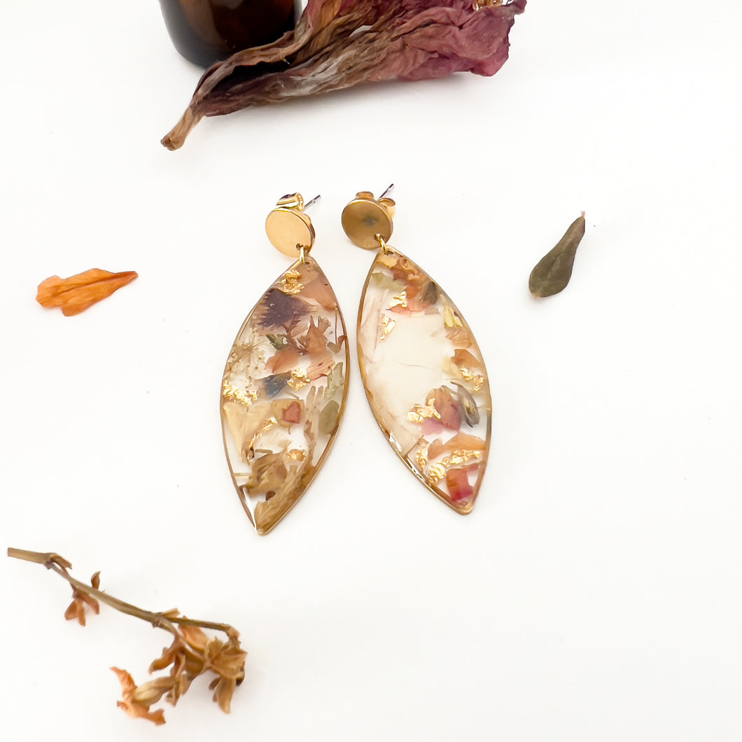 Drop earrings with flower cutouts and gold fragments