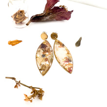 Load image into Gallery viewer, Drop earrings with flower cutouts and gold fragments
