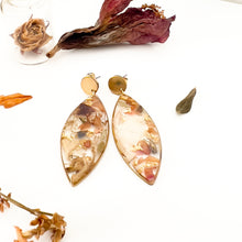 Load image into Gallery viewer, Drop earrings with flower cutouts and gold fragments
