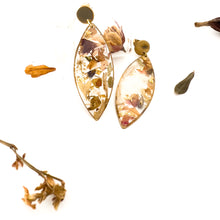 Carica l&#39;immagine nel visualizzatore di Gallery, Orecchini pendenti con ritagli di fiori e frammenti d&#39;oro
